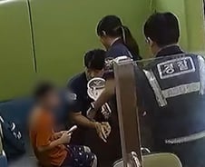 "아저씨 딸도 그랬단다"…길 잃은 초등생 보듬은 경찰들 [오따뉴]