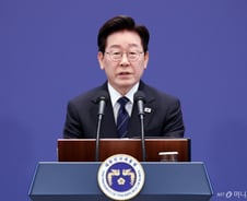 李대통령 "연임할 생각 전혀 없다…개헌 통한 연임은 헌법상 불가"