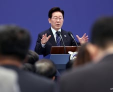 이 대통령 "서울 집값 상승, 수도권 집중·부동산 불패신화 때문"