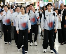 "태극기 들지 마" 한국 선수단 제지한 일본 공항...이유도 설명 안 했다