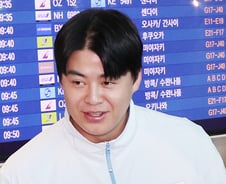 야구 대표팀 주장 가슴에 뒤집힌 태극기…알고 보니 "제작 오류"