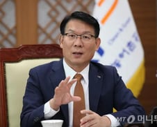 [농담] 농지(農地) 지킬까, 햇빛 내놓을까…갈림길 선 김인중