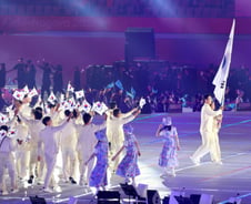 2026 아시안게임 개회…韓 신유빈·김동용 앞세워 16번째 입장
