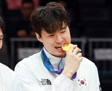 "엄마가 36년 전 딴 금메달, 아들도 목에 걸었다"...이현중 '모자' 진기록