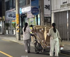 고물상까지 1시간..."같이 가요" 폐지 수레 밀어준 두 여학생[오따뉴]