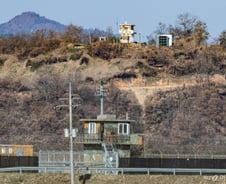 서부전선 DMZ 수색 중 지뢰 추정 폭발사고…軍간부 2명 중상