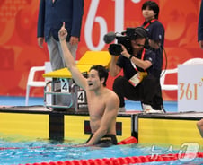 수영 김영범, 자유형 50m '금메달'...첫 AG 무대서 신기록, 또 신기록