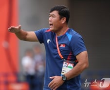 "남한과 왜 악수 안해?" 묻자…표정 변한 북한 감독 "이상한 질문 왜 해"