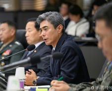 강신철 국방장관, DMZ 폭발사고 부상 장병 위문…"책임지고 지원"