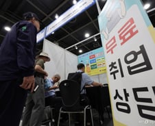 청년 '백수' 수두룩한데 고용 늘었다?…208만 '공공일자리'가 부른 착시