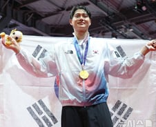 '디스크 투혼' 오상욱, AG 펜싱 사브르 2연패…한국 8번째 金