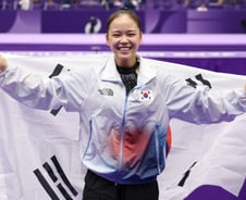 AG 두 번 나가 두 번 금…여서정, '체조 전설' 아빠 여홍철과 나란히