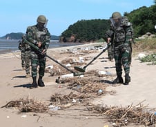 軍·유엔사, '지뢰 추정' 폭발사고 DMZ 합동조사…"근접 지역 도달"