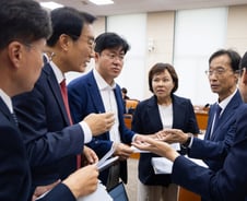 정무위, 국감 증인 채택 또 불발...野 "레버리지 ETF 김용범 불러야"