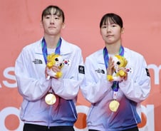 배드민턴 이소희·백하나 금메달…24년 만에 AG 여자복식 정상