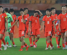 전반 잘 버텼는데...한국 여자축구, '숙적' 일본에 패, 동메달전行