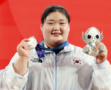 '300㎏' 한국 신기록 들어 올렸다...역도 박혜정, 은메달 '번쩍'