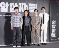 '암살자(들)' 논란에도 무대인사 예정대로…이동진은 리뷰 내렸다