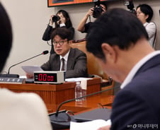 국회 국토위도 증인 공방…野 "김용범 없는 국감, 앙꼬 빠진 찐빵"