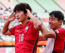한 골 먼저 내주고 역전...남자축구, 중국 2-1로 꺾고 결승 진출