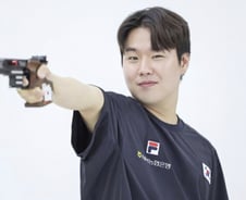 2차 슛오프 끝 극적 우승…사격 이건혁, 12년 만에 개인전·단체전 석권