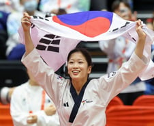 정하은, 첫 출전서 '금빛 발차기'…한국 태권도 첫 금메달