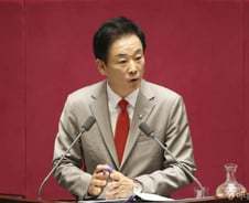 딸 근혜에 쓴 '박정희 편지' 공개...유영하 "암살자(들) 상영 중단해야"