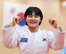 유도 김민주, 결승서 日에 패배…눈물의 은메달
