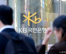 은행·저축은행 고객정보 줄줄이 유출…AI 해킹 공포에 금융권 초비상