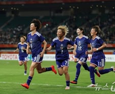 日 여자축구, 승부차기 끝에 北 꺾고 금메달…3연패·최다 우승국 달성