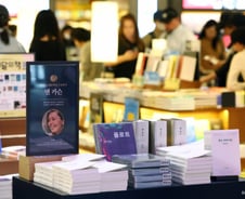 노벨상 특수 제대로 터졌다…앤 카슨 책 판매량 단숨에 184배 '껑충'