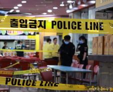 또 쇼핑몰 칼부림, 애먼 시민 10명 다쳤다...유통가, 테러 대응 '비상'