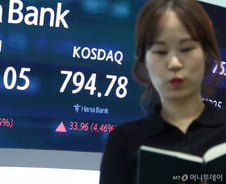 "코스피 -40% 와르르" 개미 피눈물 흘릴 때...정치권 딴 곳 봤다
