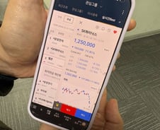 "사이버 도박장 같다" 순식간에 '돈 삭제'…국정지지율도 흔들