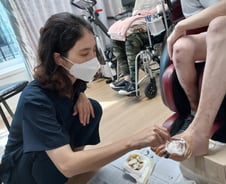 "병원 나오면 누가 돌보죠?"…진료실 밖으로 나간 '동네 주치의'