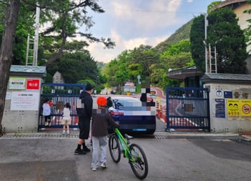 "강북서 애 키우기 힘들어" 뛸 곳 없다...경복고마저 "운동장 일찍 닫아"