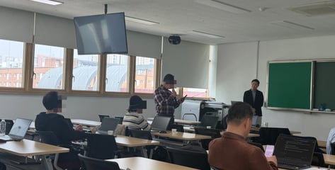 독수리 타법으로 탁탁..."농장 홍보할래요" 60대도 AI 열공