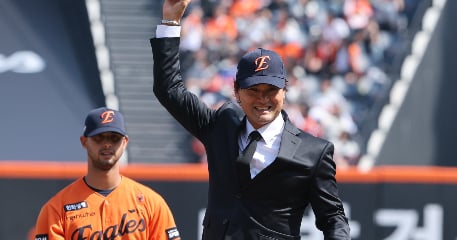 "박찬호, 검은 정장 입고 나타나"...개막전 시구, 유니폼 거부 이유가