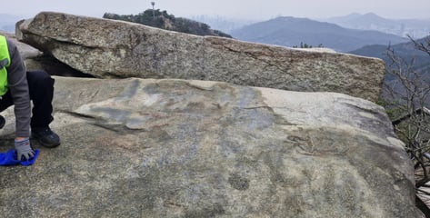 [단독] "운빨 없다, 메롱" 관악산 '낙서'...관악구청, 경찰에 수사 의뢰