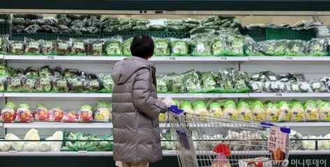 "가격 올리면 손님 안 오잖아요"...원가 폭등 버티는 사장님 '끙끙'