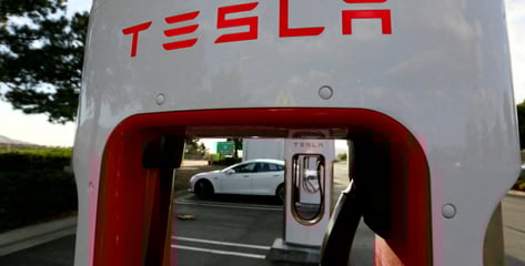 테슬라 낙관론자도 충격…전기차·에너지 사업 모두 부진, 주가 5% 하락