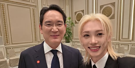 "이재용복" 스키즈 필릭스, 이재용과 '셀카'...마크롱 여사와 '볼 뽀뽀'