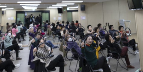 "매달 노인인구 0.1%P씩 늘어요...'돌봄' 전에 '예방' 필요해요"