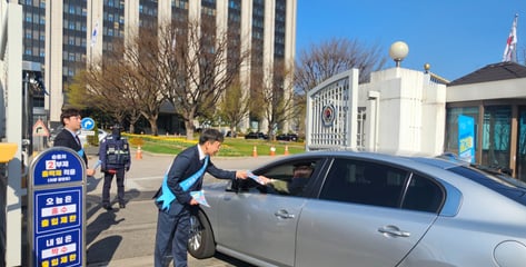 "날짜 헷갈렸네" 청사 코앞에서 3대 유턴...'공공 2부제' 첫날 모습