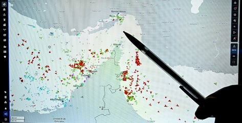 폭격 퍼붓던 미국-이란, '통행료' 동업하나…전쟁비용 불똥 세계로 튄다