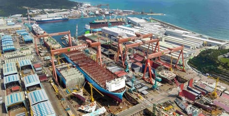 '울산 잠수함 화재' 실종 60대 청소업체 직원 발견..."접근 어려워"