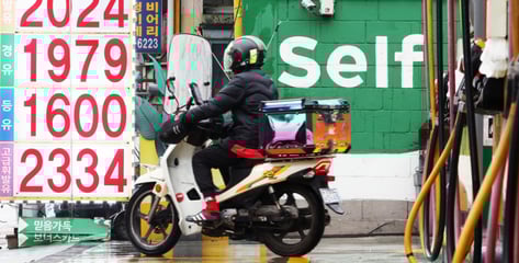 "기름 넣기 겁나" 휘발유 2000원 육박…3차 최고가 묶어도 "더 뛴다"