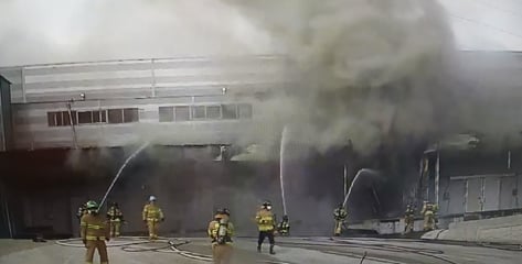 토치로 페인트 제거하다...완도 냉동창고 화재, 소방관 2명 사망