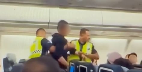 승무원 엉덩이 만져놓고 "이게 성추행?"...버티다 쫓겨난 남성[영상]