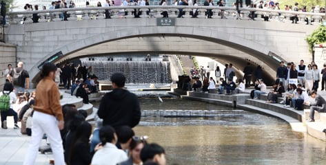 "갑자기 초여름 날씨" 30도 육박 '땀 뻘뻘'...급하게 반팔 꺼냈다